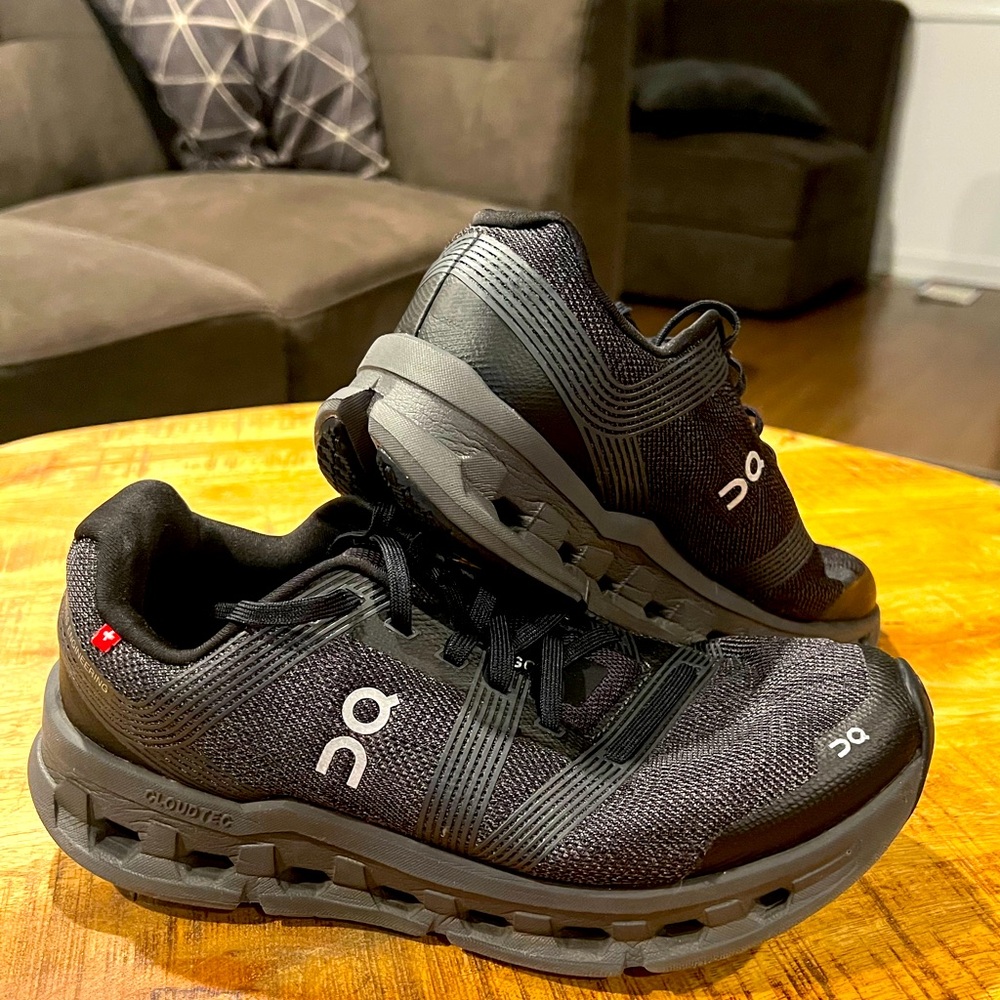 On Running cloud Womens size 8 good condition. Lots of life left.